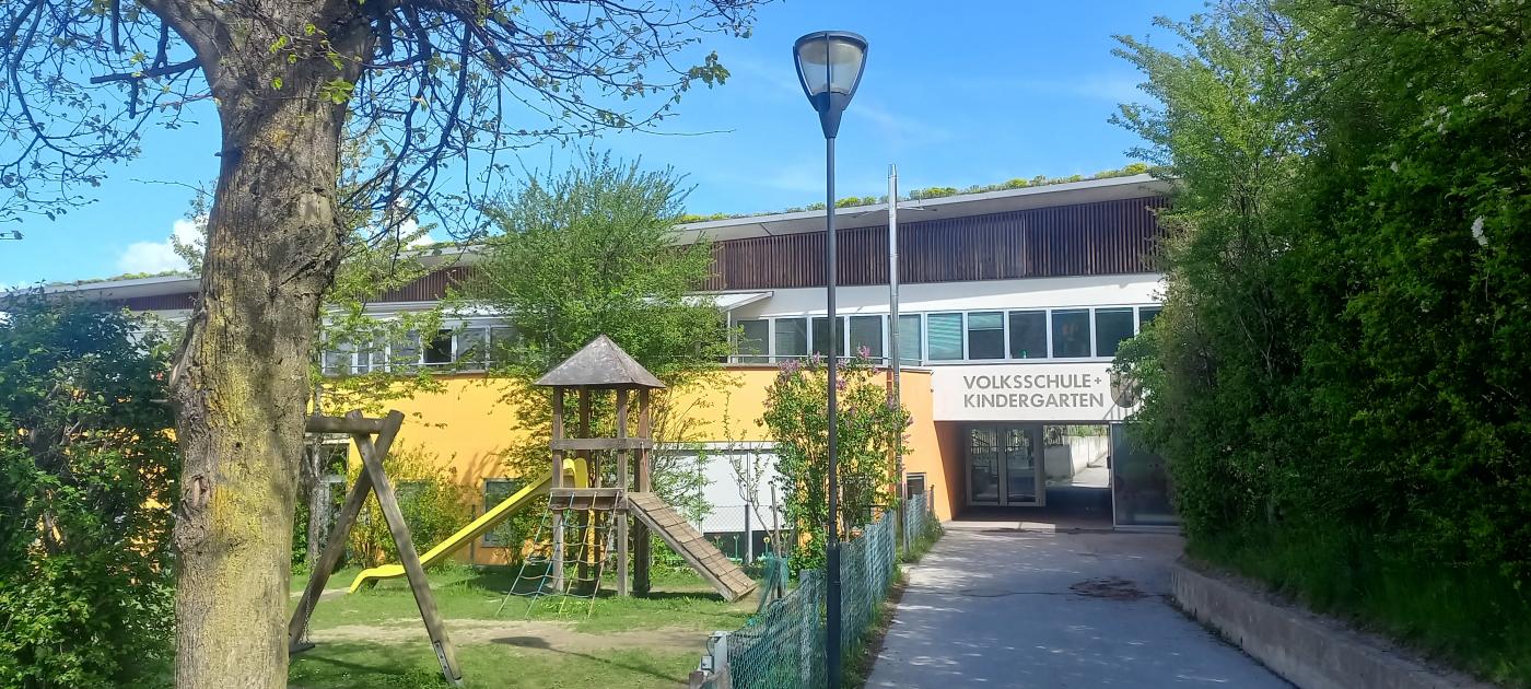 der untere Eingang der VS Patsch