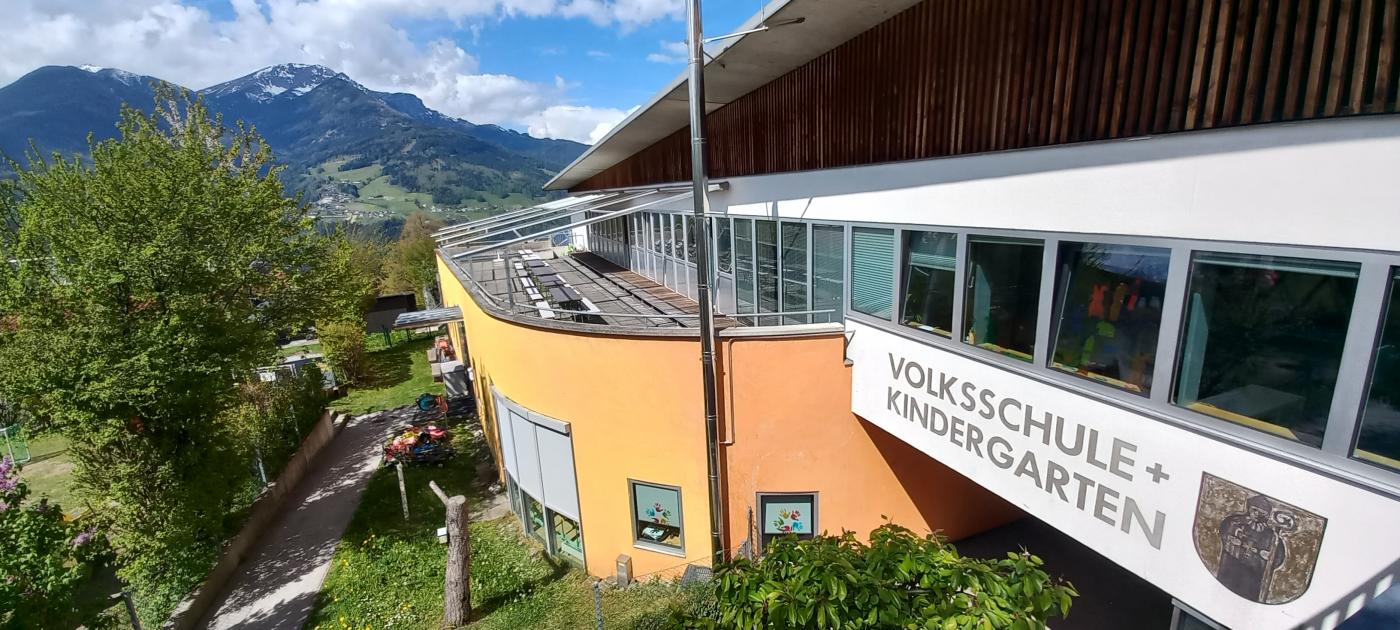Volksschule Patsch im Hintergrund die Nockspitze