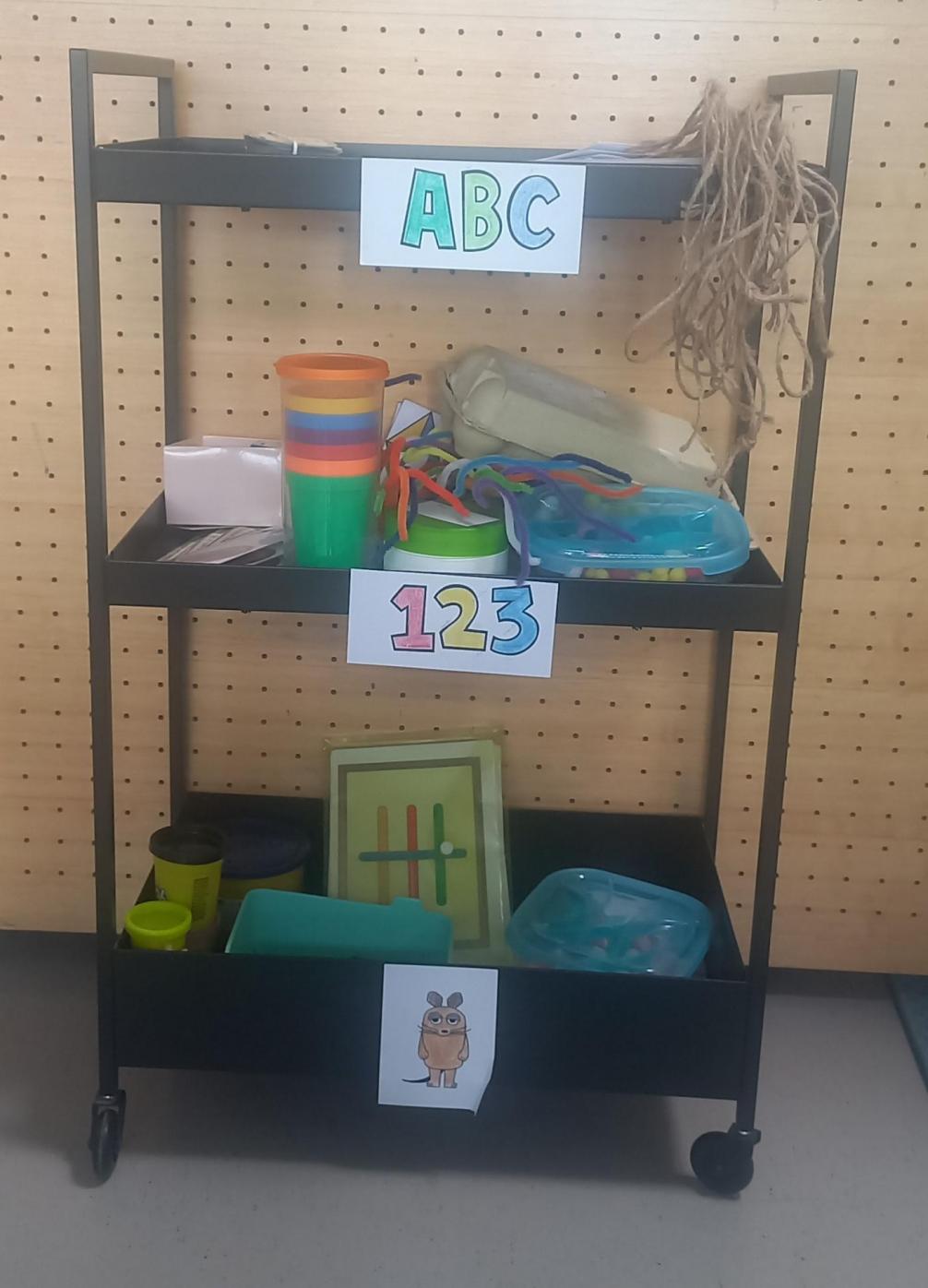 Servierwagen mit Lernspielen