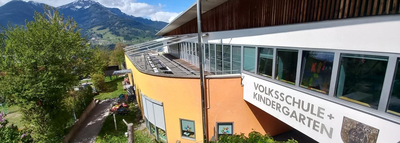 Volksschule Patsch im Hintergrund die Nockspitze